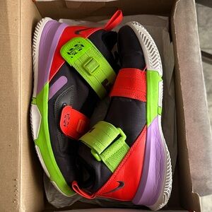 Lebron Soldier XIII (GS) Thunder Grey 7Y Kids Black, Red, and Green Sneakers